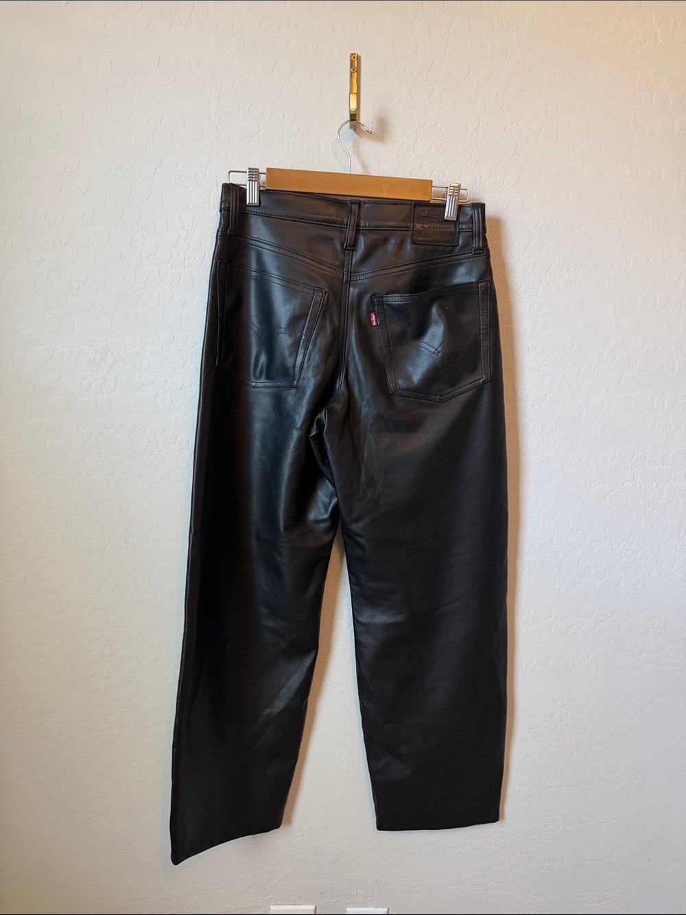 Levi’s FAUX LEATHER BAGGY DAD WOMEN'S PANTS SIZE 26 - Picture 4 of 5